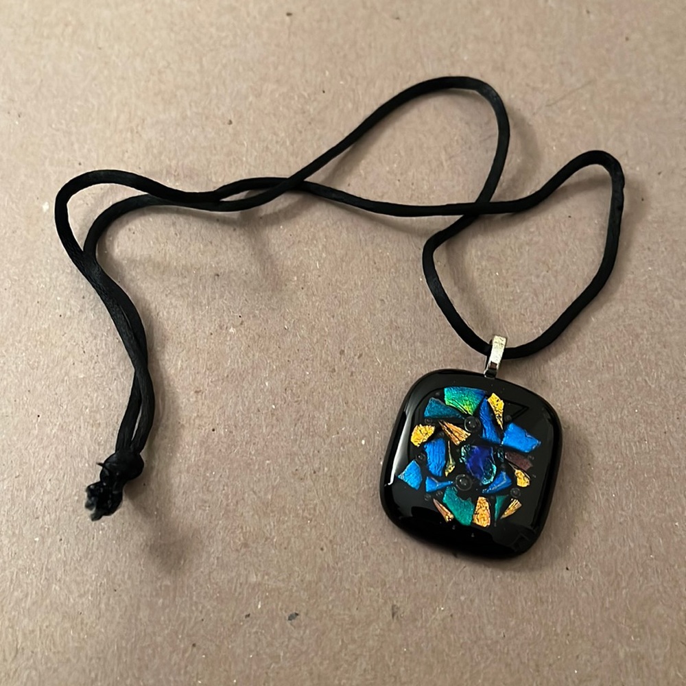 Glass pendant necklace